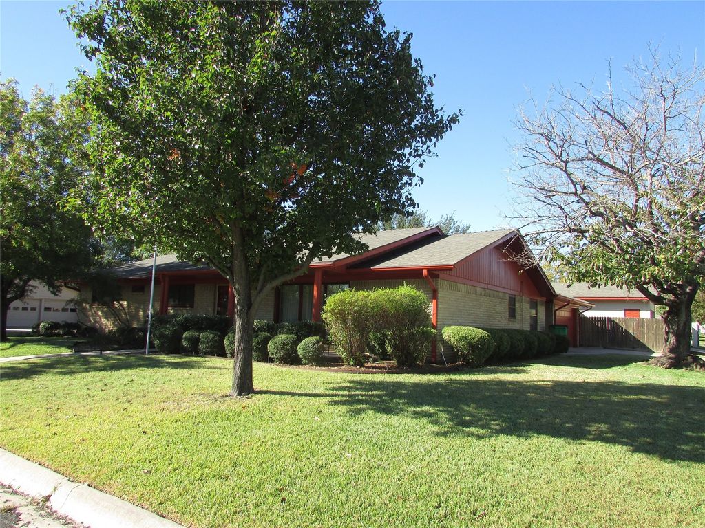 417 Willow Way, Gainesville, TX 76240