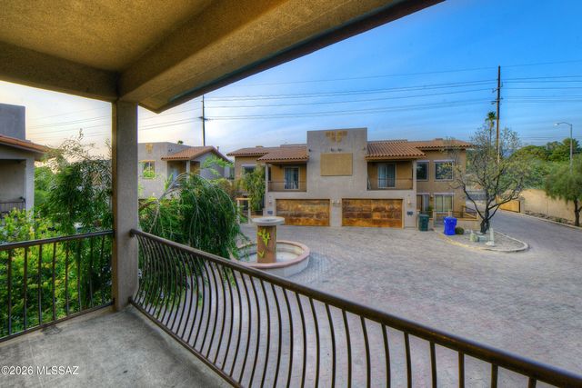 120 S Placita Colonia Solana, Tucson, AZ 85716