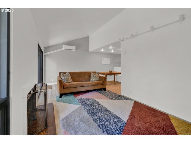 103 TREEHILL Loop, Eugene, OR 97405