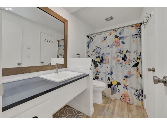103 TREEHILL Loop, Eugene, OR 97405