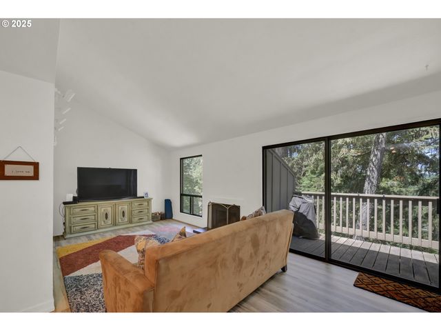 103 TREEHILL Loop, Eugene, OR 97405