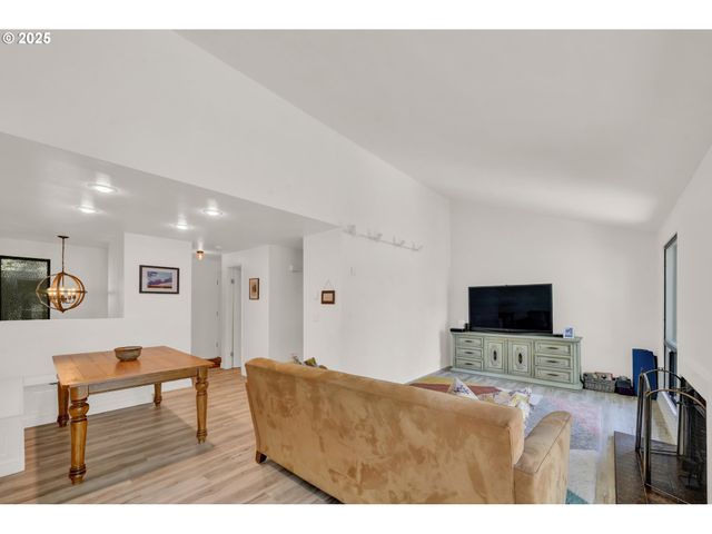 103 TREEHILL Loop, Eugene, OR 97405