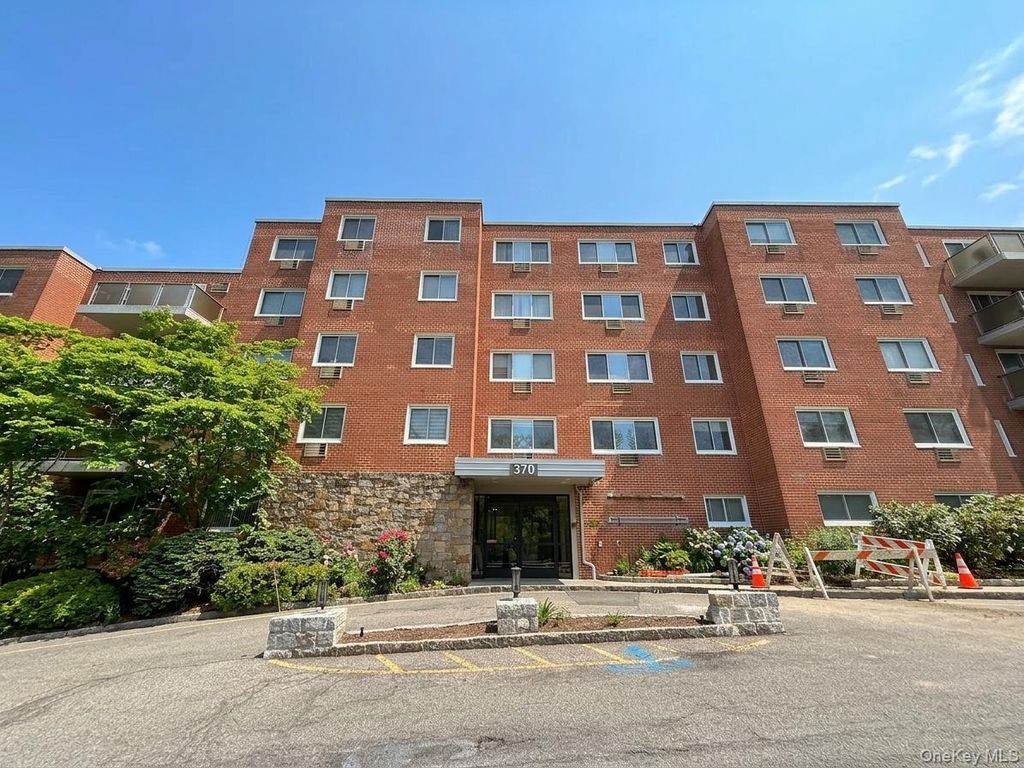 370 Central Park Avenue 4H, Scarsdale, NY 10583