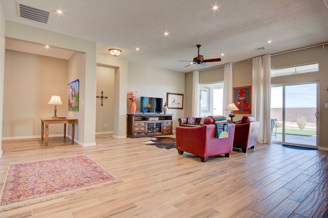 460 Rio Chama, Los Lunas, NM 87031