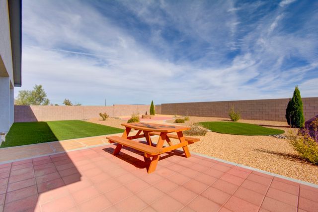 460 Rio Chama, Los Lunas, NM 87031