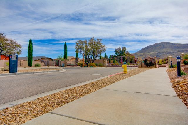 460 Rio Chama, Los Lunas, NM 87031