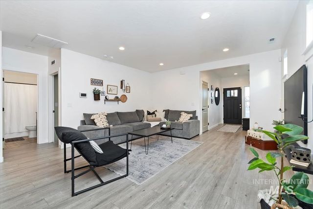 3325 NW 13th Ave, Meridian, ID 83646