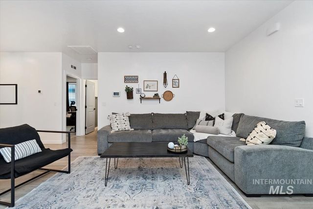 3325 NW 13th Ave, Meridian, ID 83646