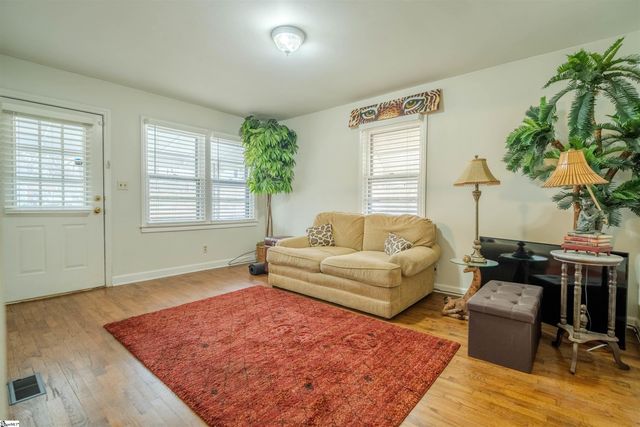 31 Pine Grove Lane, Greenville, SC 29617