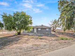 9707 S Henderson Road, Raisin City, CA 93652