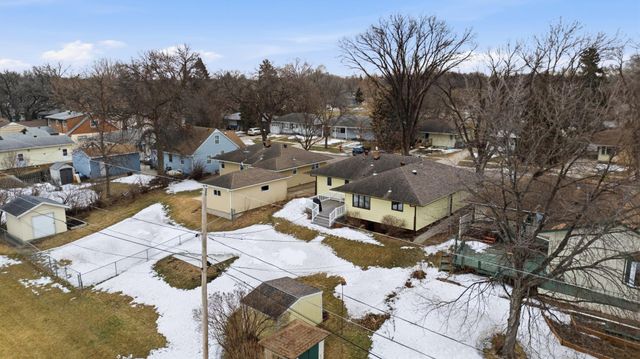 77 18th Avenue N, Fargo, ND 58102