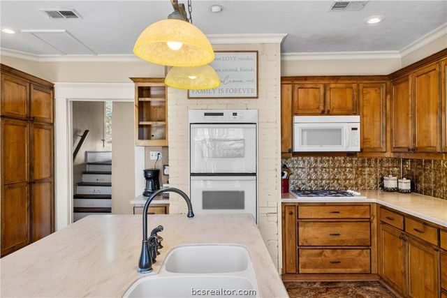 1121 Ursuline Avenue, Bryan, TX 77803