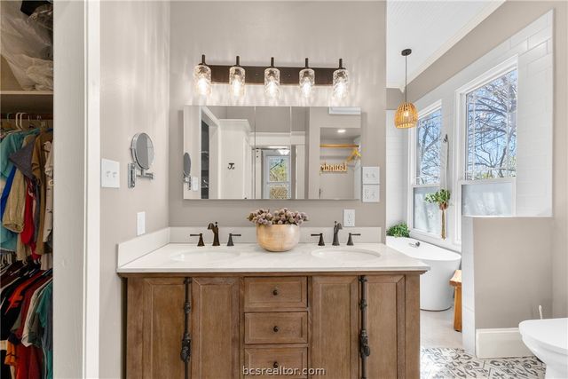 1121 Ursuline Avenue, Bryan, TX 77803