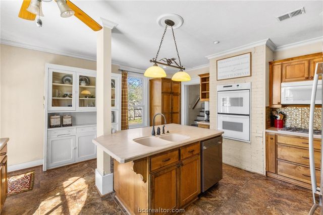 1121 Ursuline Avenue, Bryan, TX 77803