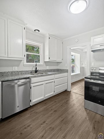 324 SW MacVicar AVE, Topeka, KS 66604