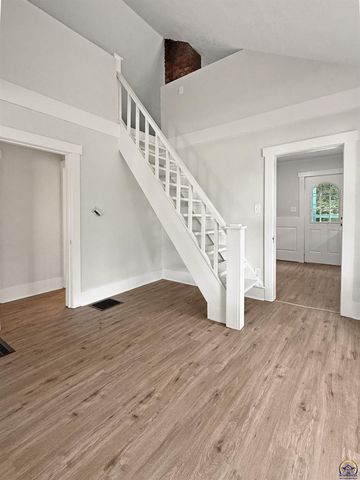 324 SW MacVicar AVE, Topeka, KS 66604