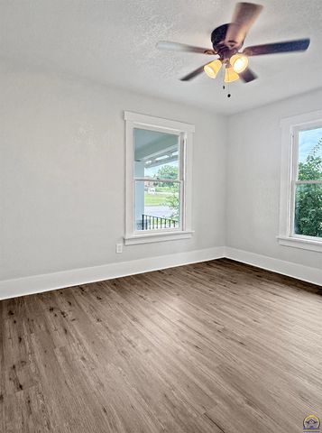 324 SW MacVicar AVE, Topeka, KS 66604