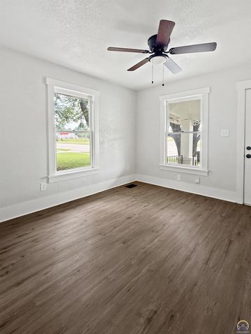 324 SW MacVicar AVE, Topeka, KS 66604