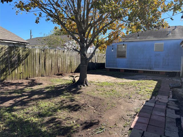 5520 Menard Avenue 2, Galveston, TX 77551