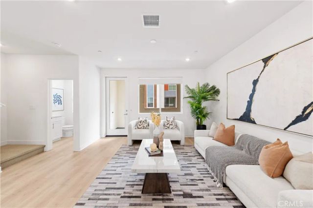 1816 E 1st 440, Santa Ana, CA 92705