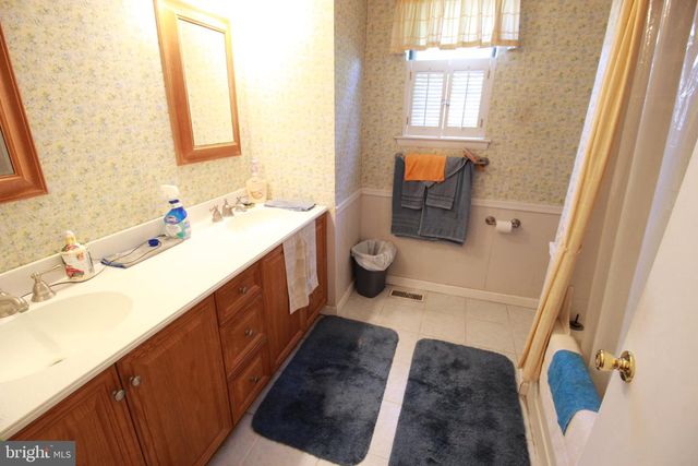 83 BOOTHBY DR, Mount Laurel, NJ 08054
