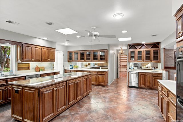 106 Bikeway Ln, Shavano Park, TX 78231