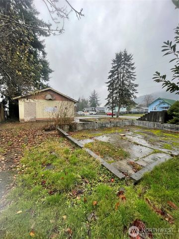 1143 Gaylord Street, Raymond, WA 98577