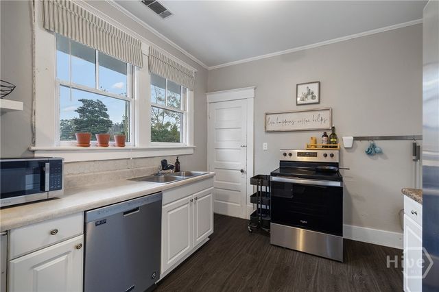 201 E 49th Street, Savannah, GA 31405