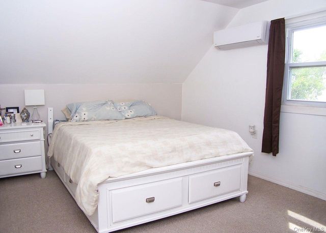 10 Clarence Street, Copiague, NY 11726