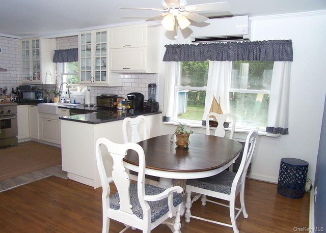 10 Clarence Street, Copiague, NY 11726