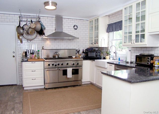 10 Clarence Street, Copiague, NY 11726