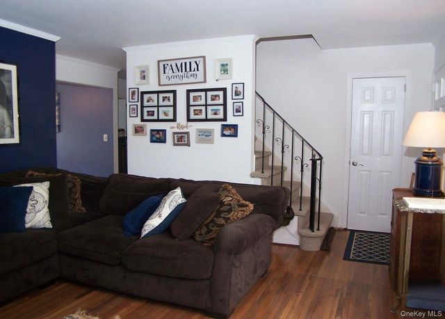 10 Clarence Street, Copiague, NY 11726