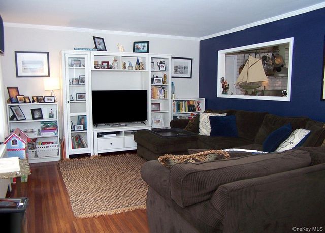 10 Clarence Street, Copiague, NY 11726