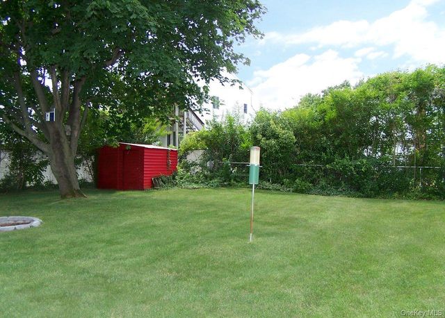 10 Clarence Street, Copiague, NY 11726