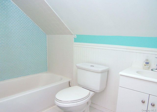 10 Clarence Street, Copiague, NY 11726