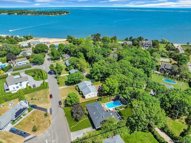 6 Oldfield Lane, East Quogue, NY 11942