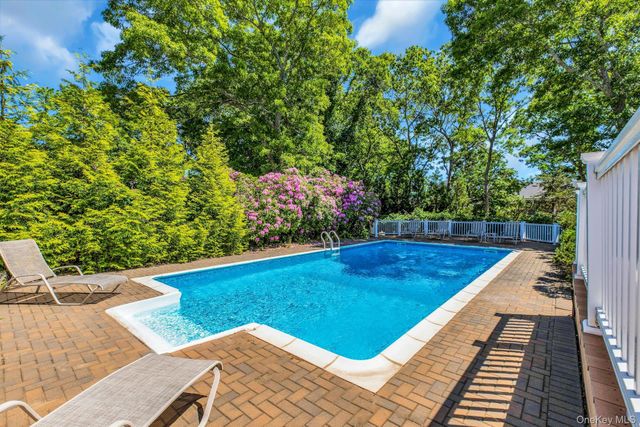6 Oldfield Lane, East Quogue, NY 11942