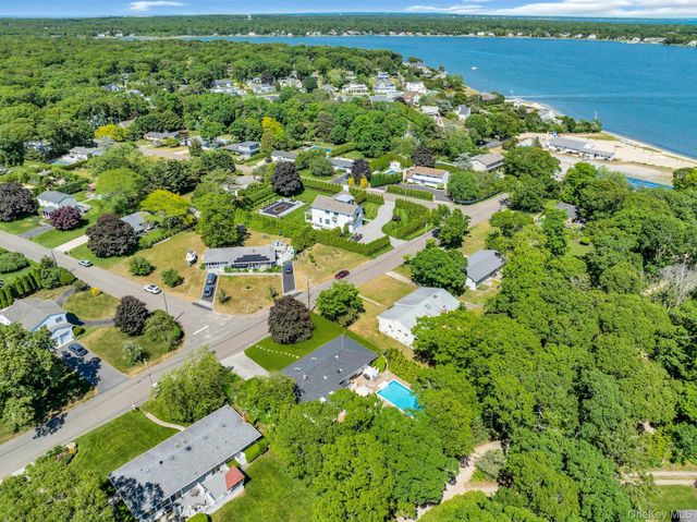 6 Oldfield Lane, East Quogue, NY 11942