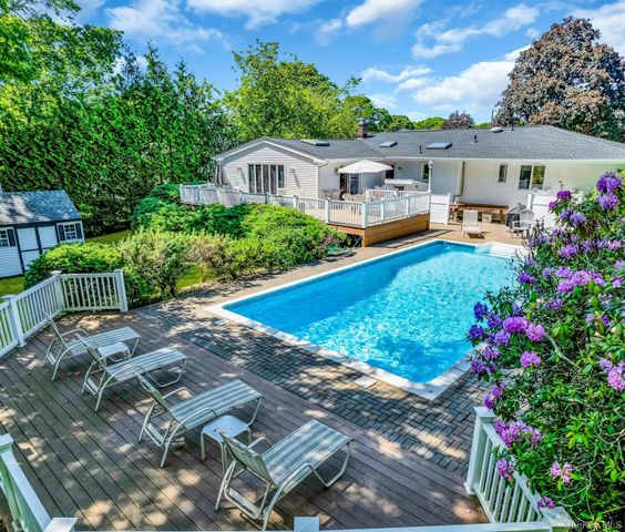 6 Oldfield Lane, East Quogue, NY 11942
