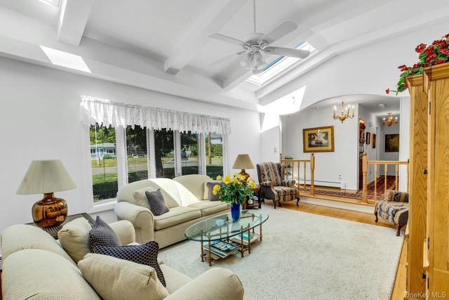 6 Oldfield Lane, East Quogue, NY 11942