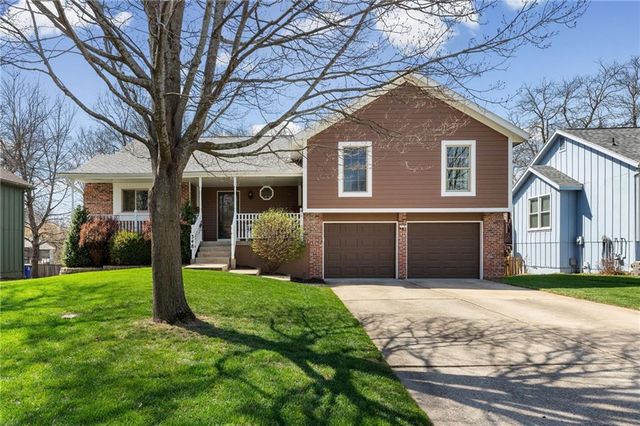 348 SE Brownfield Drive, Lee's Summit, MO 64063