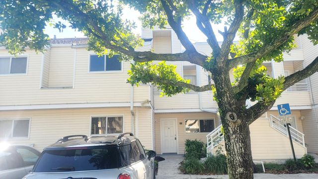 3433 NW 44th Street 103, Oakland Park, FL 33309