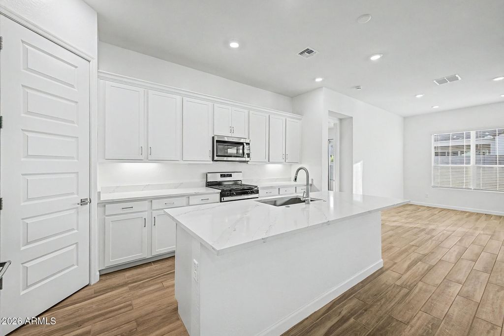 1734 E QUESTA Drive, Phoenix, AZ 85024 — photo 2