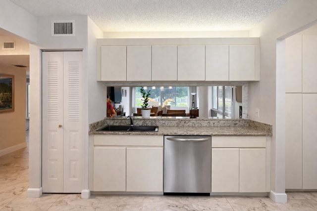 6698 10th Avenue N 116, Greenacres, FL 33467