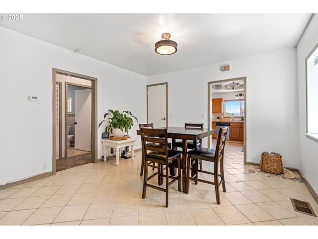 719 PETERS St, Raymond, WA 98577