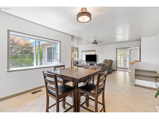 719 PETERS St, Raymond, WA 98577