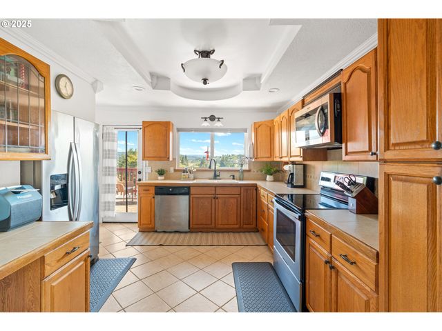 719 PETERS St, Raymond, WA 98577