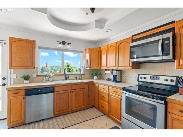 719 PETERS St, Raymond, WA 98577