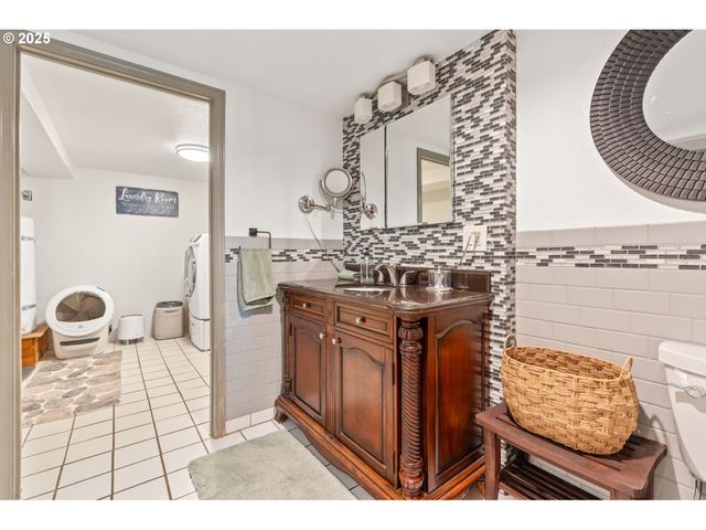 719 PETERS St, Raymond, WA 98577