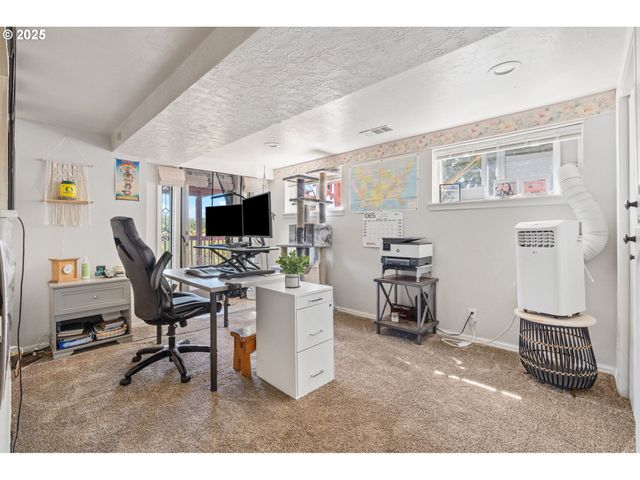 719 PETERS St, Raymond, WA 98577